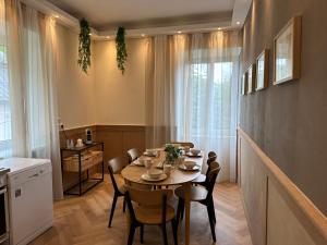 cocina y comedor con mesa y sillas en Book-A-Room Salzburg Apartment 33-A, en Salzburgo