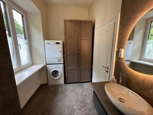 łazienka z pralką i umywalką w obiekcie Book-A-Room Salzburg Apartment 33 w mieście Salzburg