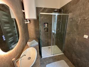 ein Bad mit einer Dusche und einem Waschbecken in der Unterkunft Book-A-Room Salzburg Apartment 33-A in Salzburg