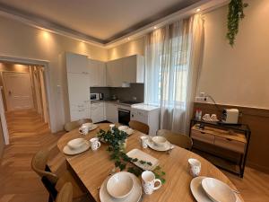 kuchnia i jadalnia ze stołem i krzesłami w obiekcie Book-A-Room Salzburg Apartment 33 w mieście Salzburg +28 zdjęć