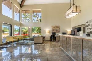 a large living room with a lobby with windows at Best Western Plus Inn Scotts Valley in Scotts Valley