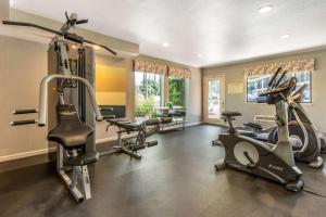 un gimnasio con varias cintas de correr y máquinas cardiovasculares en Best Western Plus Inn Scotts Valley, en Scotts Valley