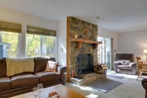 uma sala de estar com um sofá e uma lareira em Charming Hidden Valley Resort Home Walk to Slopes em Champion