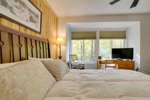 Charming Hidden Valley Resort Home Walk to Slopes tesisinde bir odada yatak veya yataklar