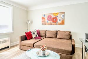 Posezení v ubytování 1BR Modern Apt in Corktown Hamilton