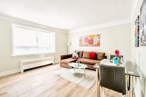 Posezení v ubytování 1BR Modern Apt in Corktown Hamilton