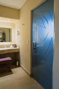uma casa de banho com uma porta pintada com um pavão em Piattelli Wine Resort em Cafayate