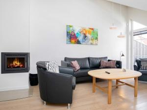 sala de estar con sofá y mesa en 8 person holiday home on a holiday park in Bogense en Bogense