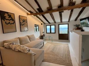 Una sala de estar con un sofá y una chimenea. en Casa Árbol, en Pedro Bernardo