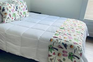Postel nebo postele na pokoji v ubytování Tupelo Suite
