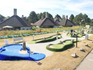 un parque con un montón de campos de minigolf en 4 person holiday home on a holiday park in Karreb ksminde en Karrebæksminde