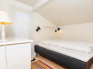 - une chambre avec un lit dans l'établissement Holiday home Nykøbing M VII, à Alsted