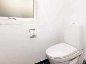 ein Badezimmer mit einer weißen Toilette und einem Spiegel in der Unterkunft 6 person holiday home in Nykøbing M-By Traum in Alsted + 21 Fotos