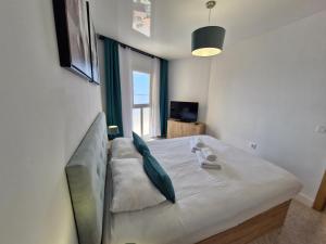 ein Schlafzimmer mit einem Bett mit einem Sofa und einem Fenster in der Unterkunft Beach View Las Americas in Playa de las Americas