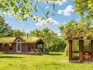 een huis met een grasdak en een tuinhuisje bij Holiday home Roslev XXXIII in Roslev