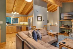 Η κουζίνα ή μικρή κουζίνα στο 3BR with Hot Tub 1 Mile to Diamond Peak