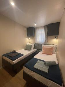 Ένα ή περισσότερα κρεβάτια σε δωμάτιο στο Mobile Home Ivana