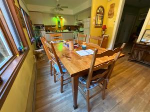 una mesa de madera y sillas en la cocina en L'Oasis Des Nomades, en Trois-Rivières