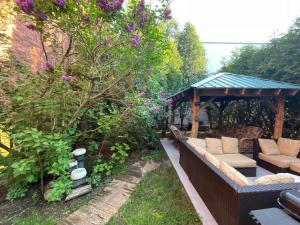 cenador con sofá en el jardín en L'Oasis Des Nomades, en Trois-Rivières