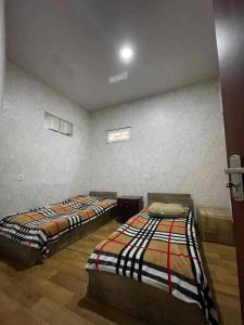 トビリシにあるGuest house Odzisiの部屋に2つのベッドがある