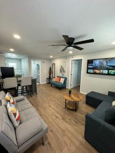 a living room with a couch and a ceiling fan at Lovely unit central location in St. Petersburg