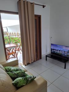 โทรทัศน์และ/หรือระบบความบันเทิงของ Apartamento em Barra do Cunhaú