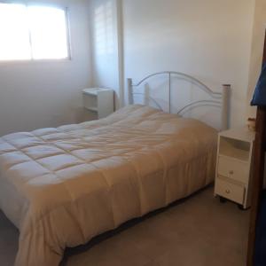 ein Schlafzimmer mit einem Bett, einem Fenster und einer Kommode in der Unterkunft Dpto Lgolf club cerca de Estadio único in Santiago del Estero