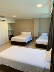 Postel nebo postele na pokoji v ubytování Holiday Sai Hotel