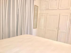 En eller flere senge i et værelse på Apartment in Nagua city center with parking 1-3 bedrooms and free WiFi