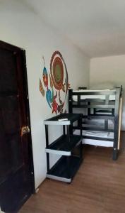 een kamer met 2 stapelbedden en een tafel bij Kimara Tayrona Hostel in El Zaino