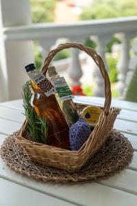 Cozy Apartment with Private Terrace في ماندري: سلة مليئة بالكحول والخضروات على الطاولة