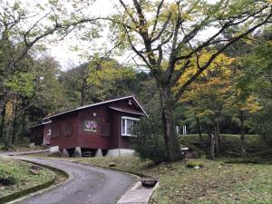 ein kleines Haus am Straßenrand in der Unterkunft キャンプ&リゾート立山山麓家族旅行村 in Tateyama