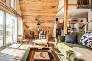 a living room with a green couch and a table at Acute Cabin Nature History Dog-Friendly Sauna in Midland