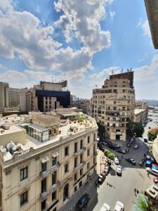 een luchtzicht op een stad met gebouwen bij Champollion Palace in Caïro