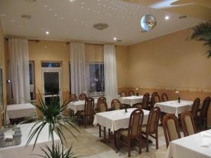 Penzion Kycera في أوسكادنيكا: غرفة طعام مع طاولات وكراسي وكرة في السقف
