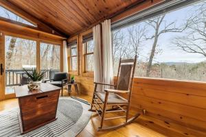 Φωτογραφία από το άλμπουμ του Story Book Cabin with Mountain Views, Game Cave, Hot Tub and Close to Downtown σε Blue Ridge