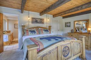 ein Schlafzimmer mit einem großen Holzbett und einem Badezimmer in der Unterkunft 39 Monkshood in Pagosa Springs