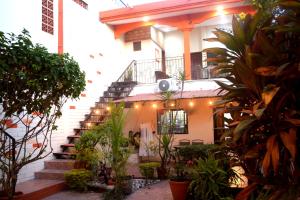 un edificio con scale e piante in un cortile di Estancia Las Flores a San Blas