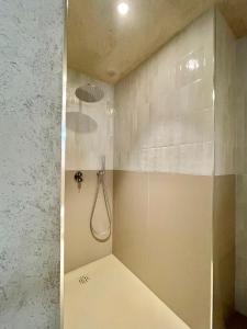 y baño con ducha y puerta de cristal. en FUTURA ROOM&RELAX, en Termoli
