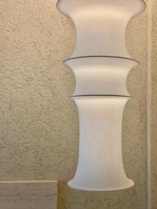 un vaso bianco appeso a un muro di FUTURA ROOM&RELAX a Termoli