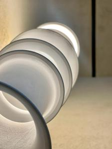 een close-up van een houder van wit toiletpapier bij FUTURA ROOM&RELAX in Termoli