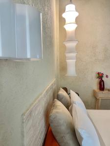 FUTURA ROOM&RELAX في تيرمولي: غرفة معيشة مع وسادتين على الحائط