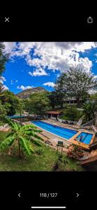 une photo d'une piscine avec une montagne en arrière-plan dans l'établissement Apt Flat 225 Condomínio Pedra do Rodeadouro, à Bonito