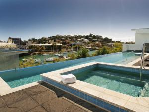 Hồ bơi trong/gần Oaks Townsville Gateway Suites