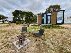 una casita en la cima de un campo en Avondale Heights 