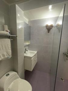 ein Badezimmer mit Toilette und Waschbecken in der Unterkunft Hotel Frano Romana Center in La Romana + 43 Fotos