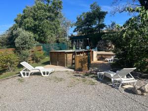 MontmeyanにあるSensational holiday home with poolの白い椅子の集団