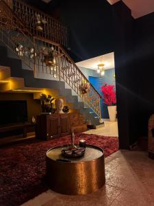 - un salon avec une table et un escalier dans l'établissement 54 Street East near to F&F Tower, à Panama City