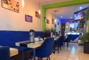 un restaurante con mesas y sillas azules en Bon Repos Arequipa, en Arequipa