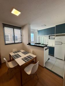クイアバにあるConforto para até 4 Pessoasの部屋にテーブルと椅子のあるキッチン